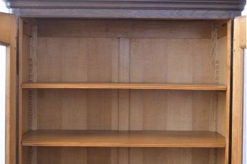 フランスアンティーク　優美なレリーフが上品な印象を高めるオーク材製キャビネット(収納棚、戸棚、飾り棚、本箱、ブックケース)(R-049474)