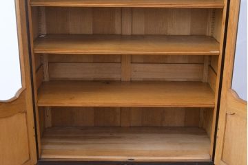 フランスアンティーク　優美なレリーフが上品な印象を高めるオーク材製キャビネット(収納棚、戸棚、飾り棚、本箱、ブックケース)(R-049474)