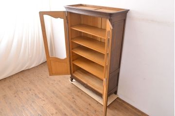 フランスアンティーク　優美なレリーフが上品な印象を高めるオーク材製キャビネット(収納棚、戸棚、飾り棚、本箱、ブックケース)(R-049474)