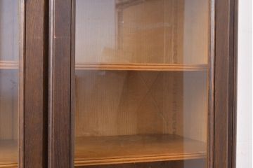 フランスアンティーク　優美なレリーフが上品な印象を高めるオーク材製キャビネット(収納棚、戸棚、飾り棚、本箱、ブックケース)(R-049474)