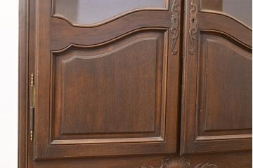 フランスアンティーク　優美なレリーフが上品な印象を高めるオーク材製キャビネット(収納棚、戸棚、飾り棚、本箱、ブックケース)(R-049474)