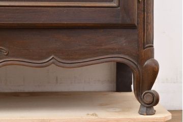 フランスアンティーク　優美なレリーフが上品な印象を高めるオーク材製キャビネット(収納棚、戸棚、飾り棚、本箱、ブックケース)(R-049474)