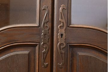 フランスアンティーク　優美なレリーフが上品な印象を高めるオーク材製キャビネット(収納棚、戸棚、飾り棚、本箱、ブックケース)(R-049474)