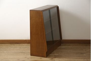 ヴィンテージ家具　北欧ビンテージ　チーク材　北欧スタイルにおすすめのキャビネット(ガラス戸棚、収納棚、飾り棚)(R-049476)