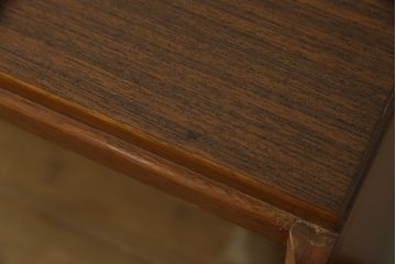 ヴィンテージ家具　北欧ビンテージ　チーク材　北欧スタイルにおすすめのキャビネット(ガラス戸棚、収納棚、飾り棚)(R-049476)
