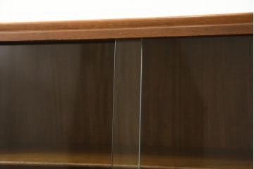 ヴィンテージ家具　北欧ビンテージ　チーク材　北欧スタイルにおすすめのキャビネット(ガラス戸棚、収納棚、飾り棚)(R-049476)