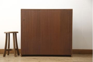 ヴィンテージ家具　北欧ビンテージ　チーク材　北欧スタイルにおすすめのキャビネット(ガラス戸棚、収納棚、飾り棚)(R-049476)