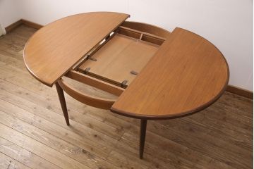 イギリスヴィンテージ　G-PLAN(ジープラン)　チーク材　木の温もり感じるエクステンションテーブル(ダイニングテーブル、ラウンドテーブル、ビンテージ)(R-049478)