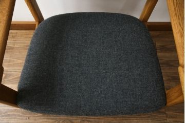 ヴィンテージ家具　北欧家具　デンマーク　シックな雰囲気とオーク材の温かな風合いが魅力的なアームチェア(ダイニングチェア、椅子、ビンテージ)(R-049492)