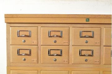 【簡易リペア限定品】レトロ家具　昭和レトロ　KIHARA　ナラ材製　作業台が付いた、ネームプレート付きカードケース(引き出し、チェスト、図書館、図書室)(R-049497)