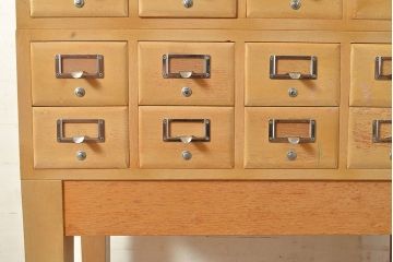 【簡易リペア限定品】レトロ家具　昭和レトロ　KIHARA　ナラ材製　作業台が付いた、ネームプレート付きカードケース(引き出し、チェスト、図書館、図書室)(R-049497)