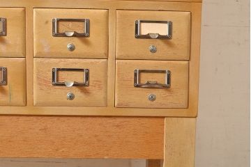 【簡易リペア限定品】レトロ家具　昭和レトロ　KIHARA　ナラ材製　作業台が付いた、ネームプレート付きカードケース(引き出し、チェスト、図書館、図書室)(R-049497)