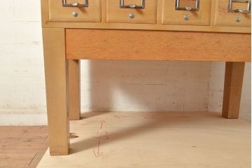 【簡易リペア限定品】レトロ家具　昭和レトロ　KIHARA　ナラ材製　作業台が付いた、ネームプレート付きカードケース(引き出し、チェスト、図書館、図書室)(R-049497)