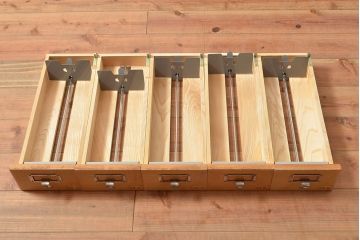 レトロ家具　昭和レトロ　KIHARA　ナラ材製　作業台が付いた、ネームプレート付きカードケース(引き出し、チェスト、図書館、図書室)(R-049497)