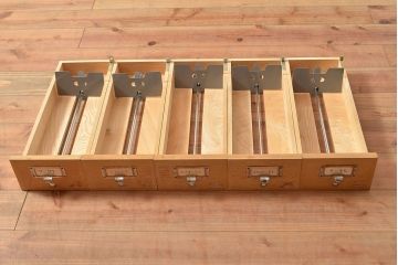 レトロ家具　昭和レトロ　KIHARA　レトロな小物収納におすすめのナラ材製ネームプレート付きカードケース(引き出し、チェスト、図書館、図書室)(R-049499)