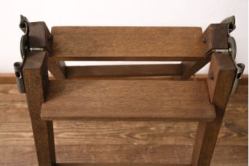アンティーク雑貨　レトロなディスプレイにおすすめの樫(カシ)材製のステップラダー(脚立、はしご、梯子)(R-049500)
