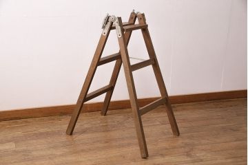 アンティーク雑貨　レトロなディスプレイにおすすめの樫(カシ)材製のステップラダー(脚立、はしご、梯子)(R-049500)