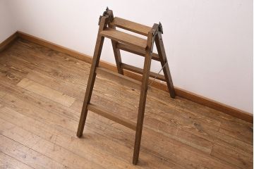 アンティーク雑貨　レトロなディスプレイにおすすめの樫(カシ)材製のステップラダー(脚立、はしご、梯子)(R-049500)