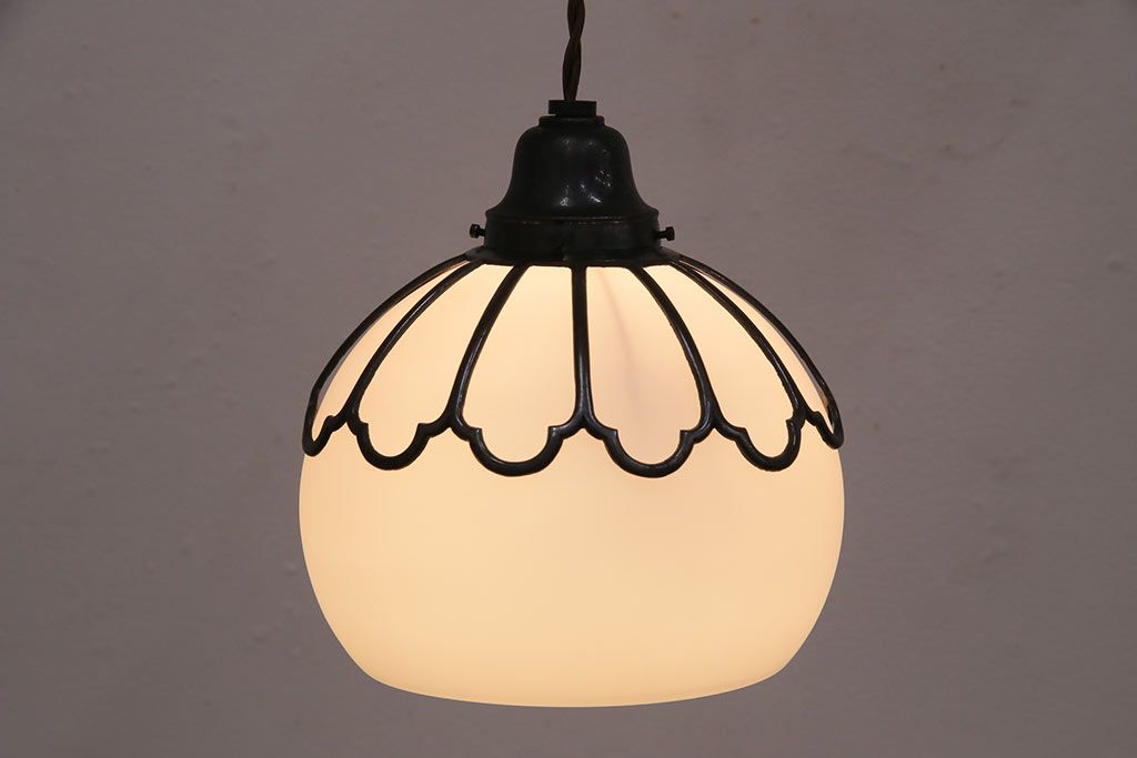 アンティーク照明　和製アンティーク　大正ロマン　ころんとした丸いシェードが可愛らしい吊り下げ照明(天井照明、ペンダントライト、シェード、電笠)(R-049531)