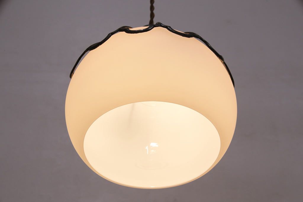 アンティーク照明　和製アンティーク　大正ロマン　ころんとした丸いシェードが可愛らしい吊り下げ照明(天井照明、ペンダントライト、シェード、電笠)(R-049531)