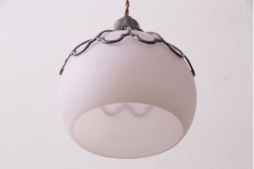 アンティーク照明　和製アンティーク　大正ロマン　ころんとした丸いシェードが可愛らしい吊り下げ照明(天井照明、ペンダントライト、シェード、電笠)(R-049531)