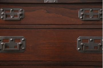 中古　美品　国産　手造り家具　民芸城山　伝統車付きタンス　日本の伝統美が詰まった車箪笥(定価約60万円)(衣装箪笥、和タンス、引き出し)(R-049539)