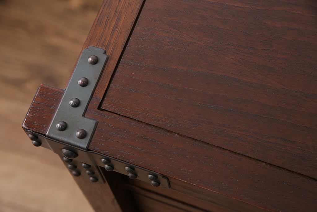 中古　美品　国産　手造り家具　民芸城山　伝統車付きタンス　日本の伝統美が詰まった車箪笥(定価約60万円)(衣装箪笥、和タンス、引き出し)(R-049539)