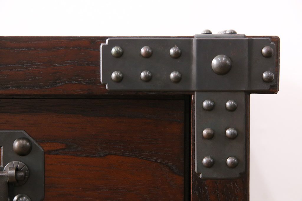 中古　美品　国産　手造り家具　民芸城山　伝統車付きタンス　日本の伝統美が詰まった車箪笥(定価約60万円)(衣装箪笥、和タンス、引き出し)(R-049539)