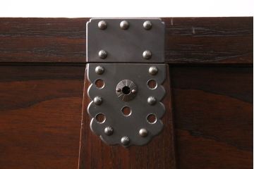 中古　美品　国産　手造り家具　民芸城山　伝統車付きタンス　日本の伝統美が詰まった車箪笥(定価約60万円)(衣装箪笥、和タンス、引き出し)(R-049539)