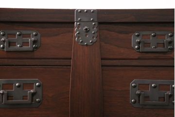 中古　美品　国産　手造り家具　民芸城山　伝統車付きタンス　日本の伝統美が詰まった車箪笥(定価約60万円)(衣装箪笥、和タンス、引き出し)(R-049539)