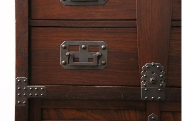 中古　美品　国産　手造り家具　民芸城山　伝統車付きタンス　日本の伝統美が詰まった車箪笥(定価約60万円)(衣装箪笥、和タンス、引き出し)(R-049539)