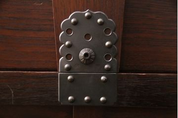 中古　美品　国産　手造り家具　民芸城山　伝統車付きタンス　日本の伝統美が詰まった車箪笥(定価約60万円)(衣装箪笥、和タンス、引き出し)(R-049539)