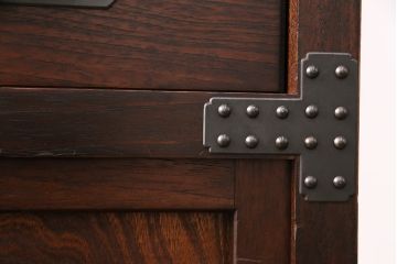 中古　美品　国産　手造り家具　民芸城山　伝統車付きタンス　日本の伝統美が詰まった車箪笥(定価約60万円)(衣装箪笥、和タンス、引き出し)(R-049539)