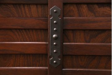 中古　美品　国産　手造り家具　民芸城山　伝統車付きタンス　日本の伝統美が詰まった車箪笥(定価約60万円)(衣装箪笥、和タンス、引き出し)(R-049539)