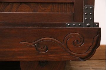 中古　美品　国産　手造り家具　民芸城山　伝統車付きタンス　日本の伝統美が詰まった車箪笥(定価約60万円)(衣装箪笥、和タンス、引き出し)(R-049539)