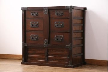 中古　美品　国産　手造り家具　民芸城山　伝統車付きタンス　日本の伝統美が詰まった車箪笥(定価約60万円)(衣装箪笥、和タンス、引き出し)(R-049539)