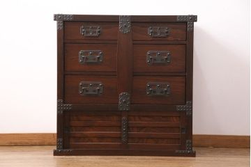 中古　美品　国産　手造り家具　民芸城山　伝統車付きタンス　日本の伝統美が詰まった車箪笥(定価約60万円)(衣装箪笥、和タンス、引き出し)(R-049539)