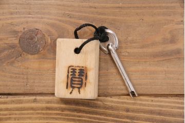 中古　美品　国産　手造り家具　民芸城山　伝統車付きタンス　日本の伝統美が詰まった車箪笥(定価約60万円)(衣装箪笥、和タンス、引き出し)(R-049539)