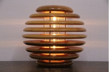 新古　未使用展示品　未使用　照明作家　谷俊幸作　MOCORO(モコロ)　個性的なデザインが目を引くスタンド照明(スタンドライト、卓上照明)(定価約42000円)(R-049544)