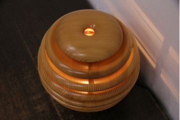 新古　未使用展示品　未使用　照明作家　谷俊幸作　MOCORO(モコロ)　個性的なデザインが目を引くスタンド照明(スタンドライト、卓上照明)(定価約42000円)(R-049544)