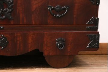 中古　美品　伝統民芸　岩谷堂箪笥　伝統車付きタンス　立派な金具と堂々とした佇まいが魅力の車箪笥(衣装箪笥、和タンス、引き出し)(R-049546)