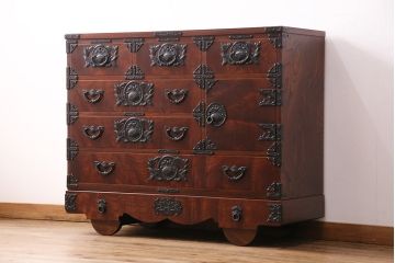 中古　美品　伝統民芸　岩谷堂箪笥　伝統車付きタンス　立派な金具と堂々とした佇まいが魅力の車箪笥(衣装箪笥、和タンス、引き出し)(R-049546)