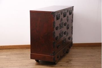 中古　美品　伝統民芸　岩谷堂箪笥　伝統車付きタンス　立派な金具と堂々とした佇まいが魅力の車箪笥(衣装箪笥、和タンス、引き出し)(R-049546)