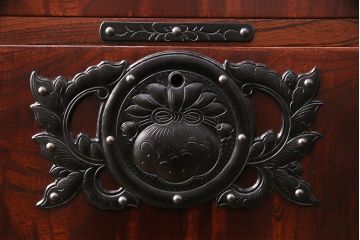 中古　美品　伝統民芸　岩谷堂箪笥　伝統車付きタンス　立派な金具と堂々とした佇まいが魅力の車箪笥(衣装箪笥、和タンス、引き出し)(R-049546)