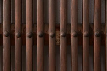 アンティーク建具　腰板ケヤキ材・枠ヒノキ材　明治期の古い蔵戸(格子戸、玄関戸、引き戸、建具)(R-049548)