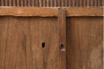 アンティーク建具　腰板ケヤキ材・枠ヒノキ材　明治期の古い蔵戸(格子戸、玄関戸、引き戸、建具)(R-049548)