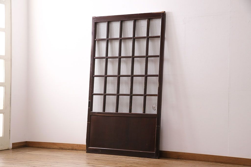 アンティーク建具　ヒノキ材　金網がおしゃれな蔵戸(きつね格子、狐格子、格子入り蔵戸、引き戸、玄関戸、格子戸、マス目、升目)(R-049549)