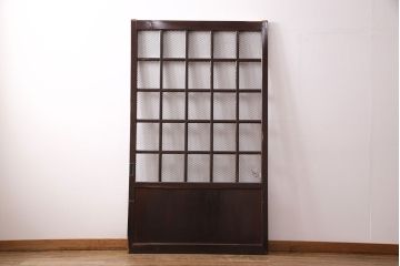 アンティーク建具　ヒノキ材　金網がおしゃれな蔵戸(きつね格子、狐格子、格子入り蔵戸、引き戸、玄関戸、格子戸、マス目、升目)(R-049549)