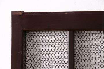 アンティーク建具　ヒノキ材　金網がおしゃれな蔵戸(きつね格子、狐格子、格子入り蔵戸、引き戸、玄関戸、格子戸、マス目、升目)(R-049549)