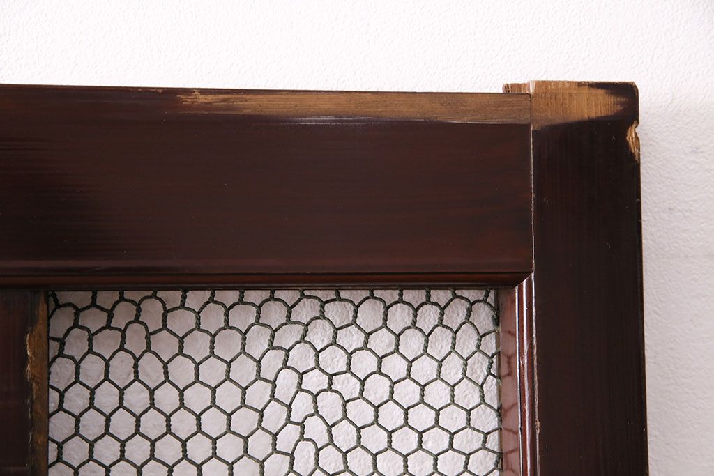 アンティーク建具　ヒノキ材　金網がおしゃれな蔵戸(きつね格子、狐格子、格子入り蔵戸、引き戸、玄関戸、格子戸、マス目、升目)(R-049549)